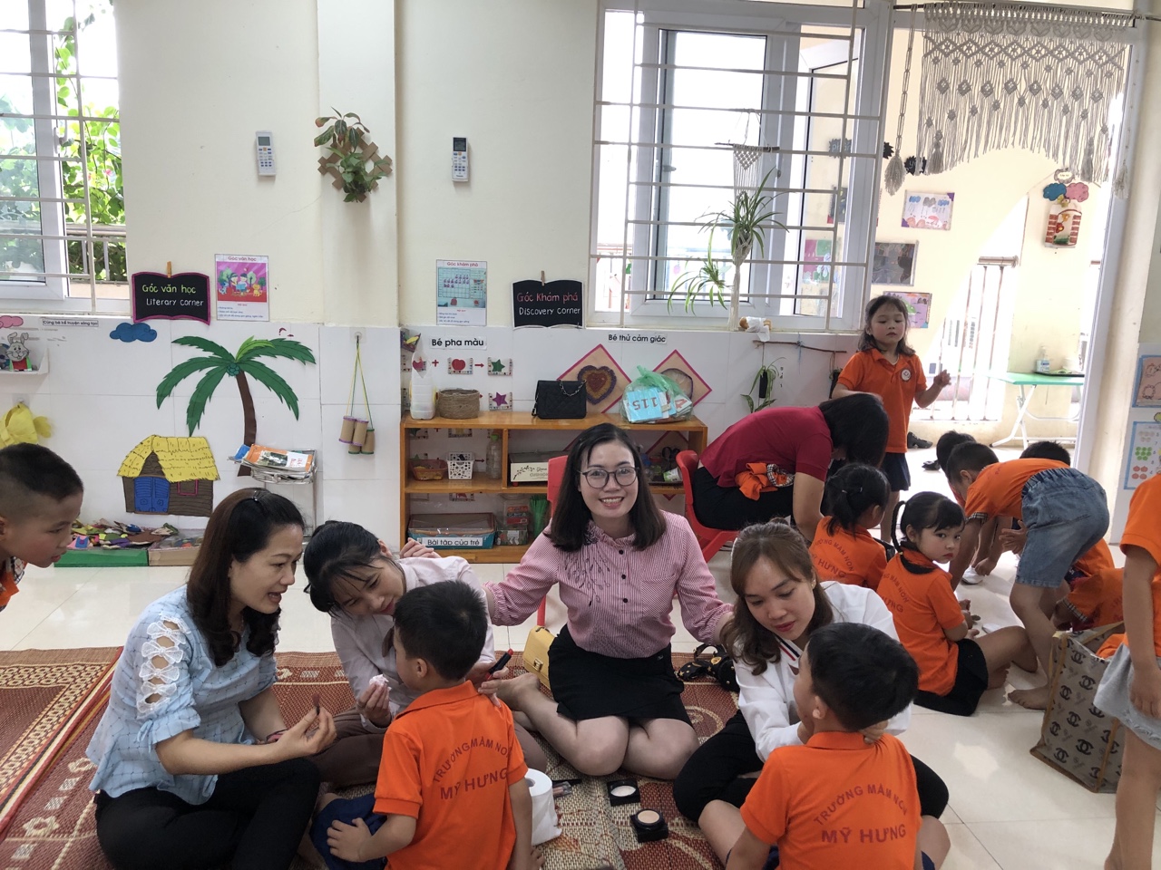 Thân thiện bên đồng nghiệp và học sinh