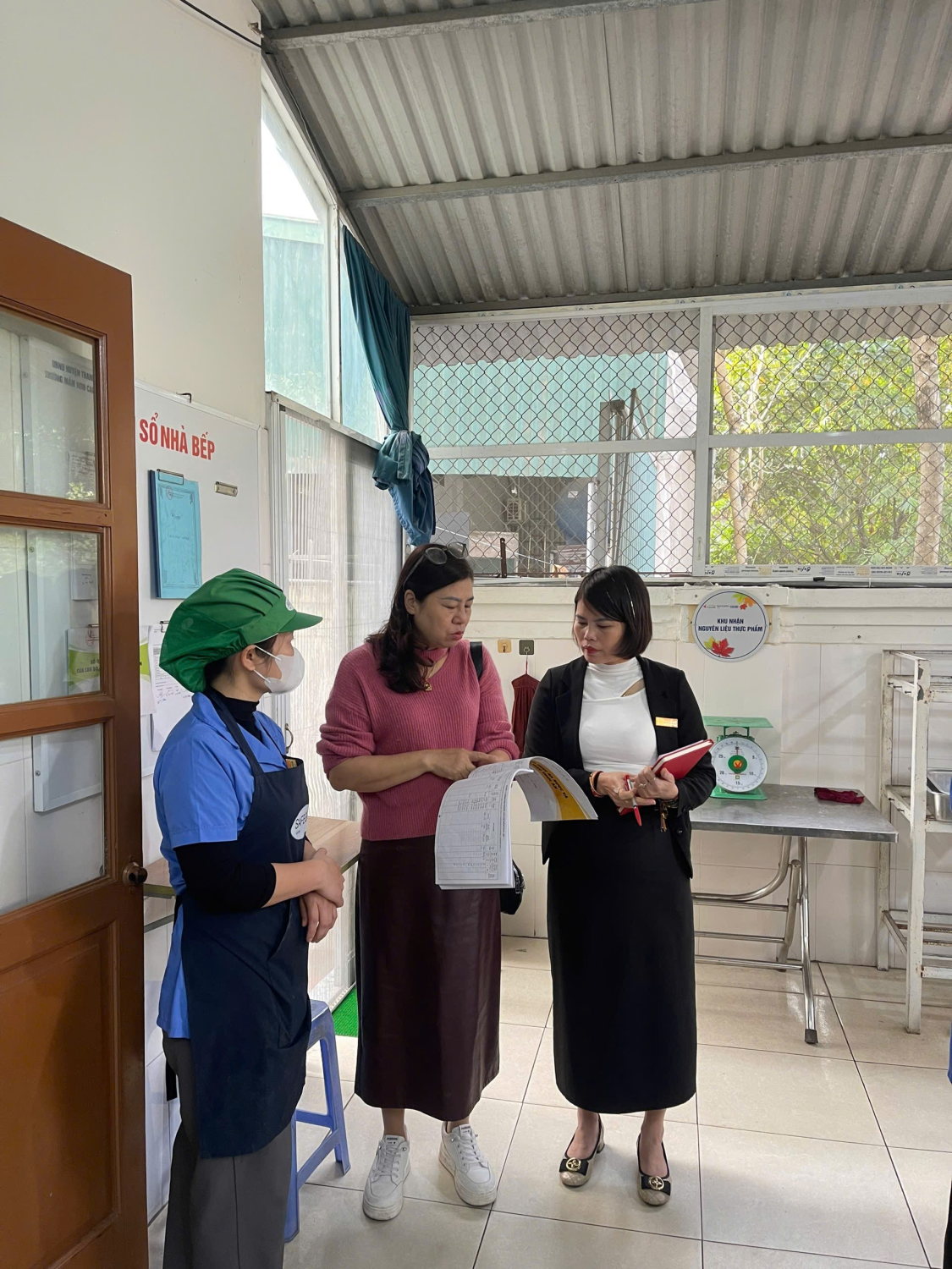 Trạm Y Tế Xã Dân Hòa thực hiện giám sát ATTP tại bếp ăn Trường Mầm Non Cao Dương.