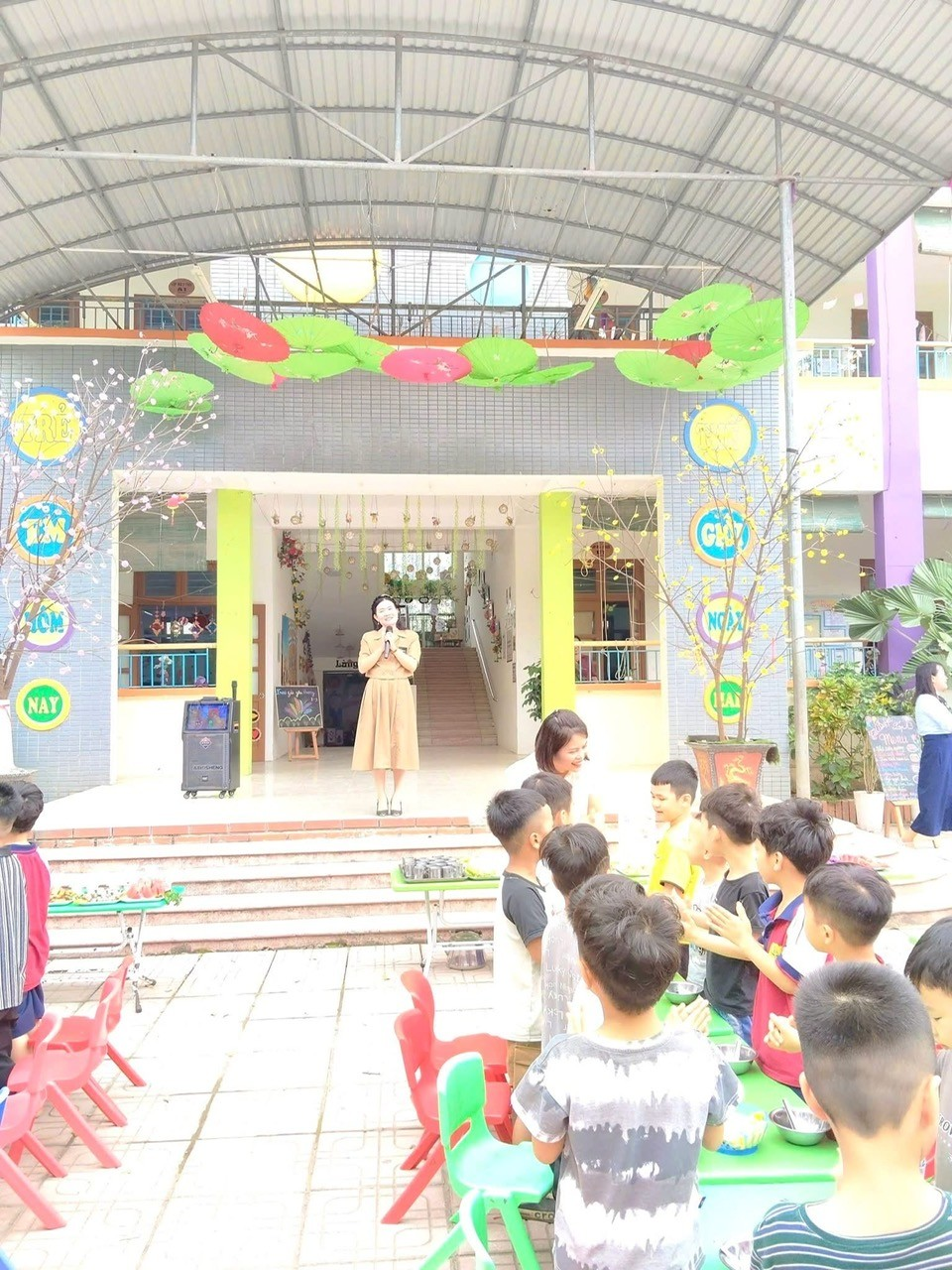 Trường Mầm Non Cao Dương tổ chức tiệc Buffe cho trẻ tại trường.